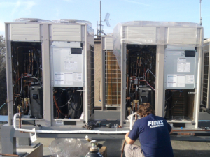 Montáž venkovních jednotek na střeše budovy pro 100 místností